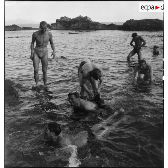 Fantassins du 43e RIA sur les plages de La Redonne.