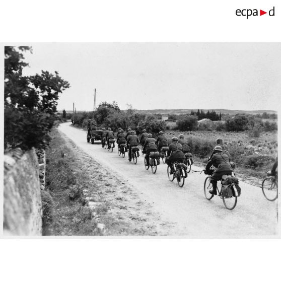 Peloton cycliste du 12e RC à l'exercice.