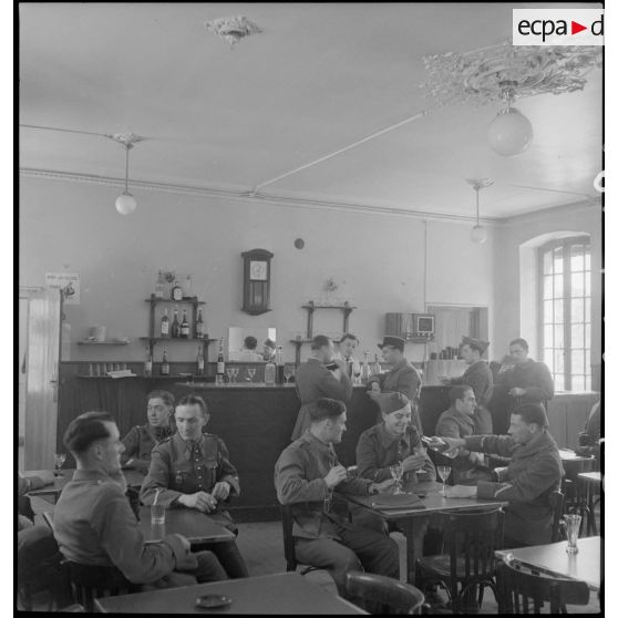 Le bar du mess ou du cercle des sous-officiers du 65e RI.