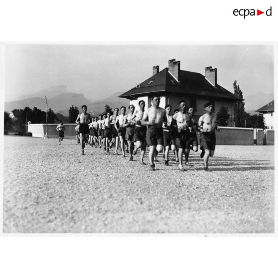 Séance d'hébertisme au 6e escadron de la 1re légion de la Garde.