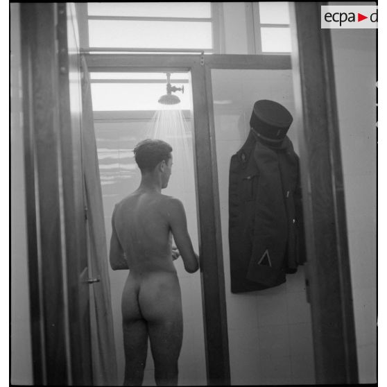 Les gardes du 6e escadron prennent une douche après une séance de sport.