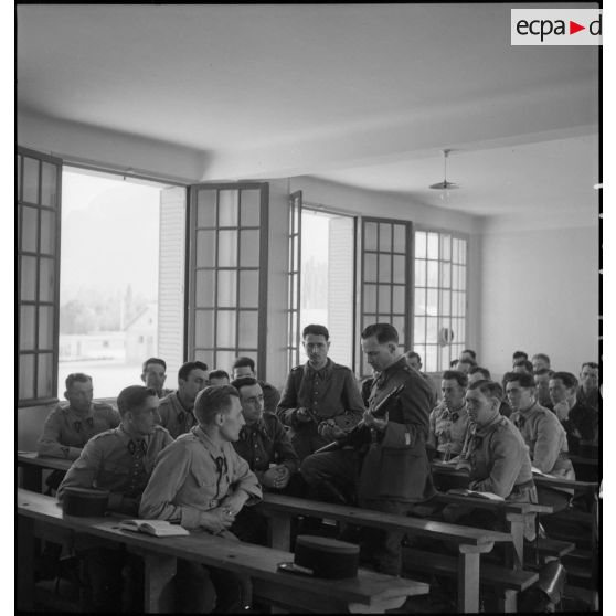 Cours théorique d'armement individuel au 6e escadron de la 1re légion de la Garde.