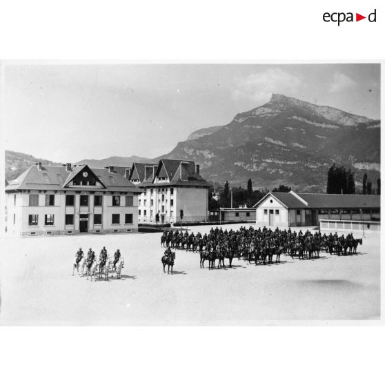 Cérémonie de remise du fanion au 6e escadron de la 1re légion de la Garde.