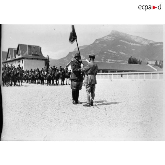 Cérémonie de remise du fanion au 6e escadron de la 1re légion de la Garde.