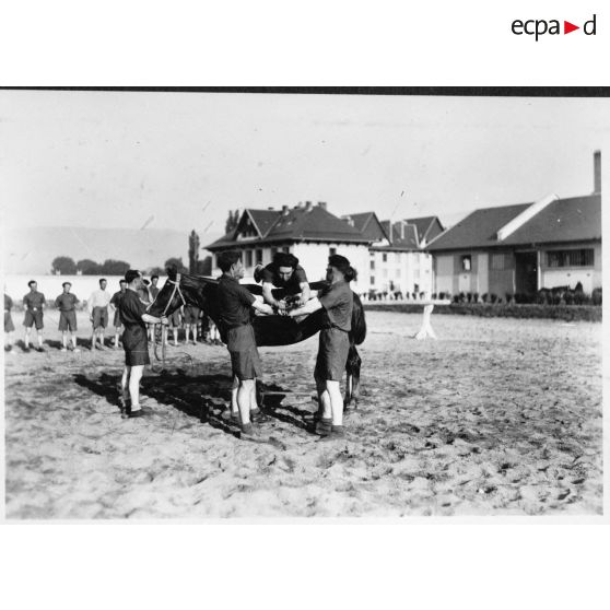 Voltige équestre au 6e escadron de la 1re légion de la Garde.