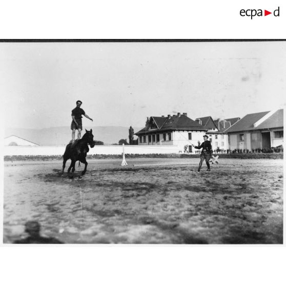 Voltige équestre au 6e escadron de la 1re légion de la Garde.