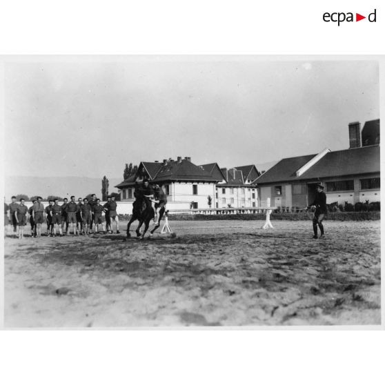 Voltige équestre au 6e escadron de la 1re légion de la Garde.