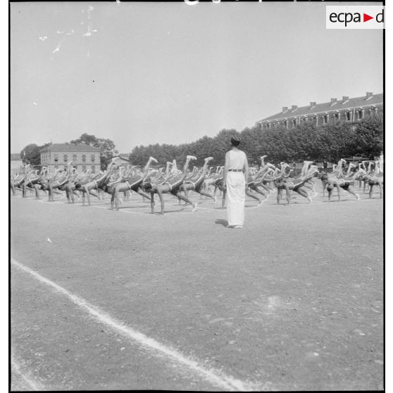 Mouvements de gymnastique d'ensemble.