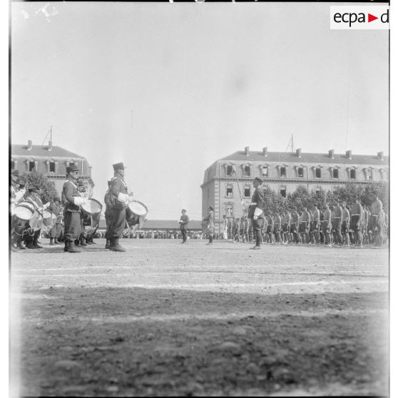 Cérémonie dans l'enceinte du 23e RI.