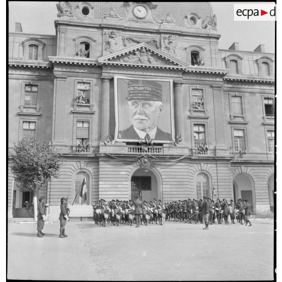 Salut au drapeau pendant la cérémonie.