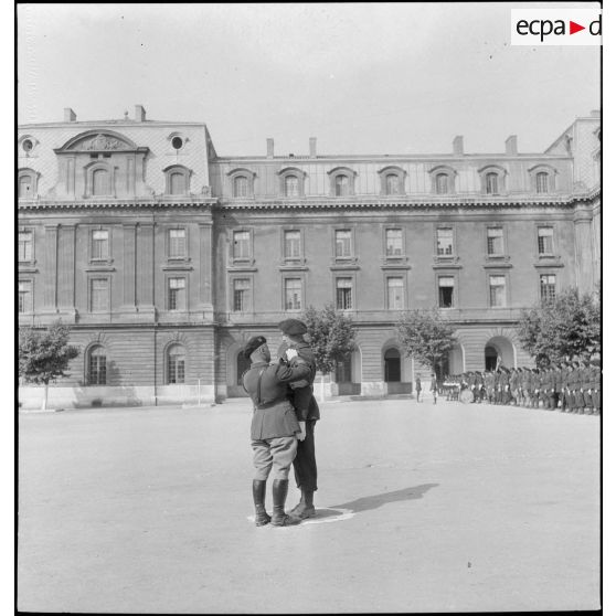 Remise de la fourragère par le chef de corps.