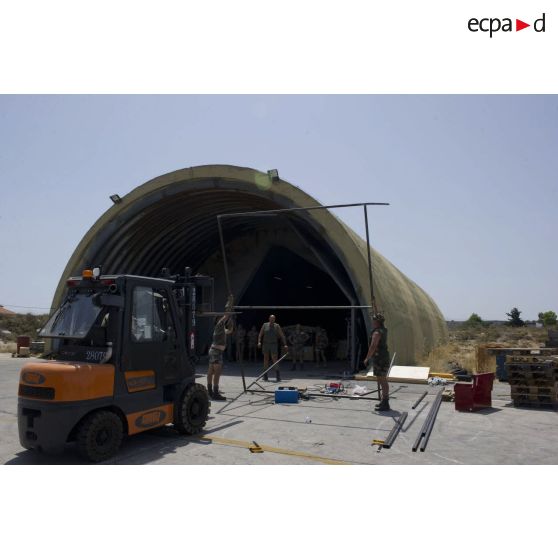 Lors de l'opération Harmattan, sur la base de la Sude en Crète, construction d'un abri.