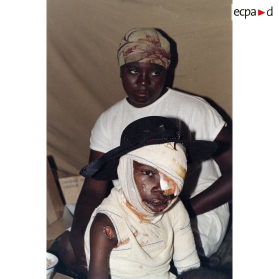 Portrait d'un enfant âgé de 12 ans blessé par les éclats d'une grenade avec laquelle il jouait, à l'antenne chirurgicale aérotransportable(ACA) à Goma.