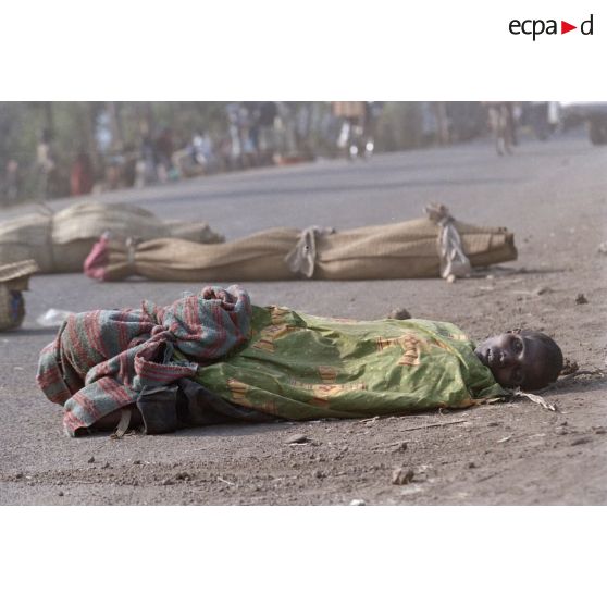 Cadavres abandonnés sur la route au poste-frontière de Goma-Gisenyi. Un enfant mort.