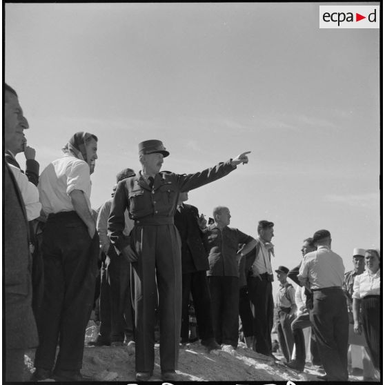 Le général d'armée Pierre Koenig à Bir-Hakeim.