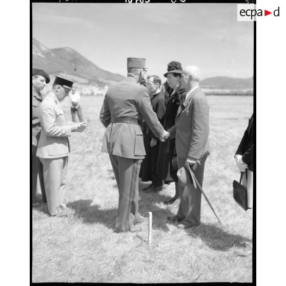 Le général de corps d'armé Paul Doyen, commandant le détachement d'armée des Alpes, congratule des survivants des massacres perpétrés par les Allemands dans le Vercors, lors de la cérémonie de remise de la Croix de la Libération à la commune de Vassieux-en-Vercors.