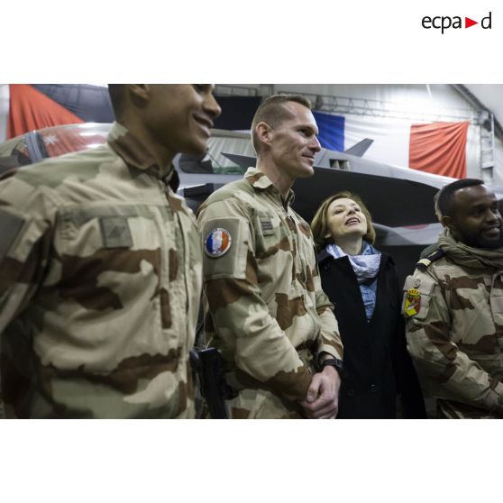La ministre des Armées pose pour une photographie de groupe avec le personnel de la base aérienne projetée (BAP) en Jordanie.