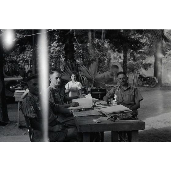 Un service d'intendance de la Luftwaffe travaille en plein air.