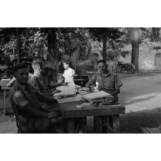 Un service d'intendance de la Luftwaffe travaille en plein air.