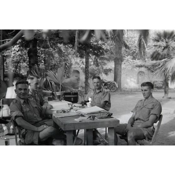 Un service d'intendance de la Luftwaffe travaille en plein air.