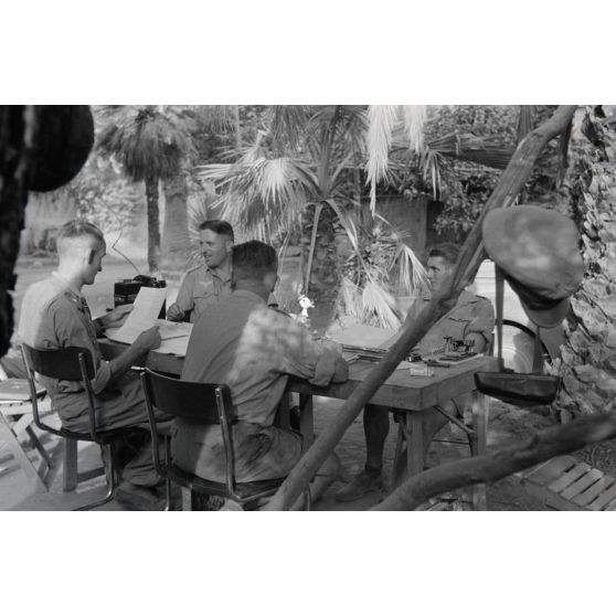 Un service d'intendance de la Luftwaffe travaille en plein air.