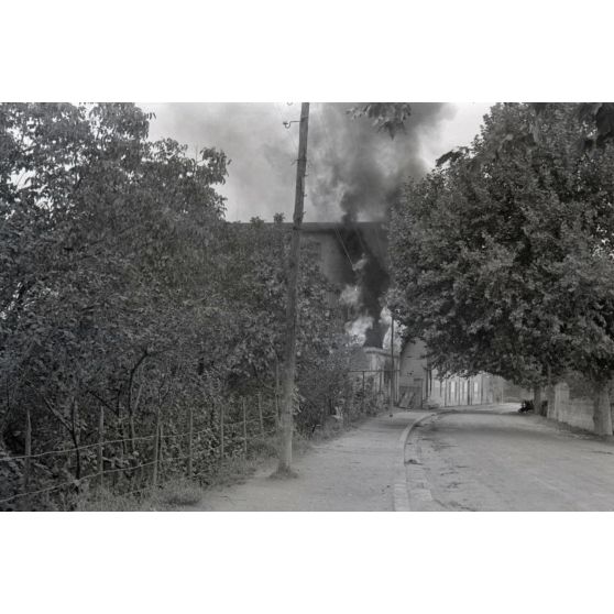 Un bâtiment brûle.