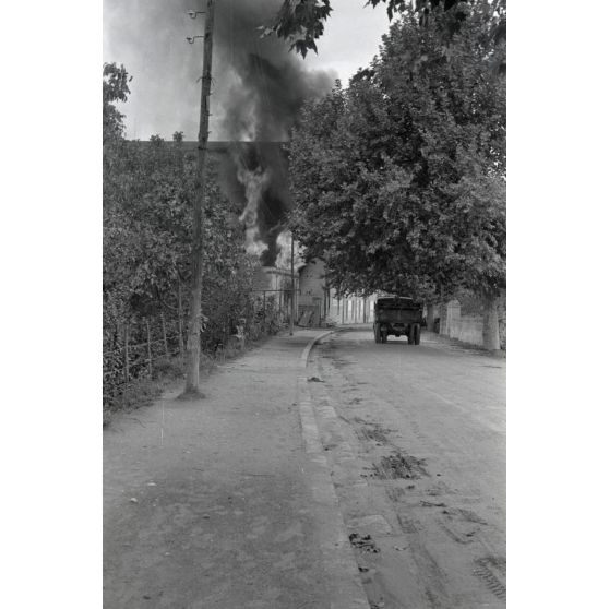 Un bâtiment brûle.