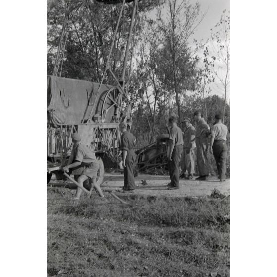 Dépannage d'une voiture par une grue Kfz-Aufsetzkran 3t installée sur un camion Opel Blitz.