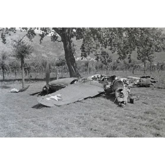 La carcasse d'un chasseur Lockheed P-38 Lightning.