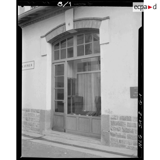 Vue d'un magasin d'habillement militaire au 32 rue Malakoff à Alger.