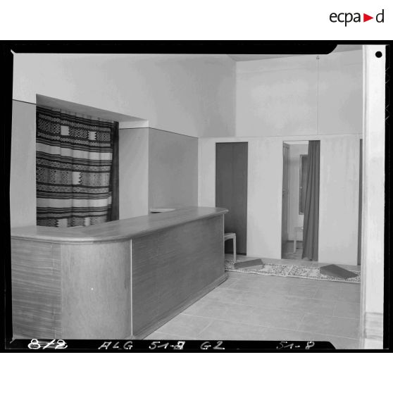 Vue d'un magasin d'habillement militaire au 32 rue Malakoff à Alger.