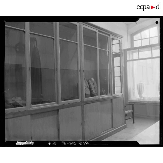 Vue d'un magasin d'habillement militaire au 32 rue Malakoff à Alger.