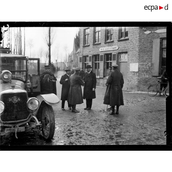 Monsieur Bissolati visite le front belge. [légende d'origine]