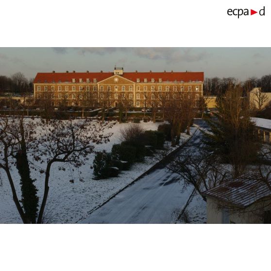 Le bâtiment du service général du fort d'Ivry-sur-Seine (ECPAD) sous la neige.