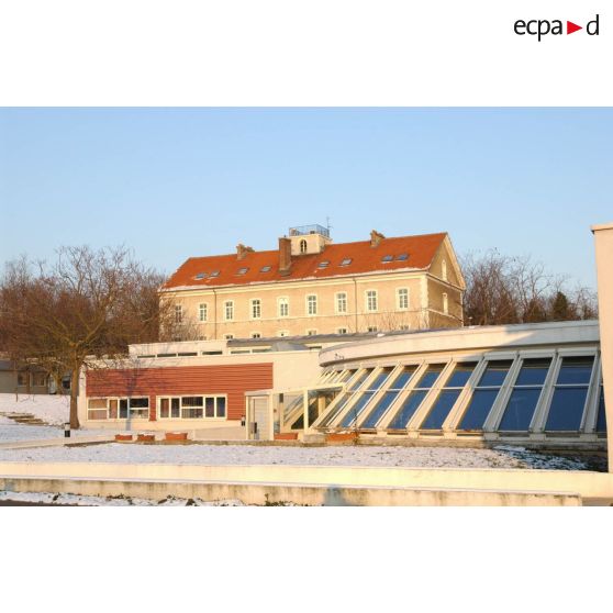 Le bâtiment de la direction et administration derrière la médiathèque de l'ECPAD sous la neige.