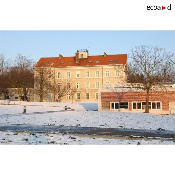 Le bâtiment de la direction et administration derrière la médiathèque de l'ECPAD sous la neige.