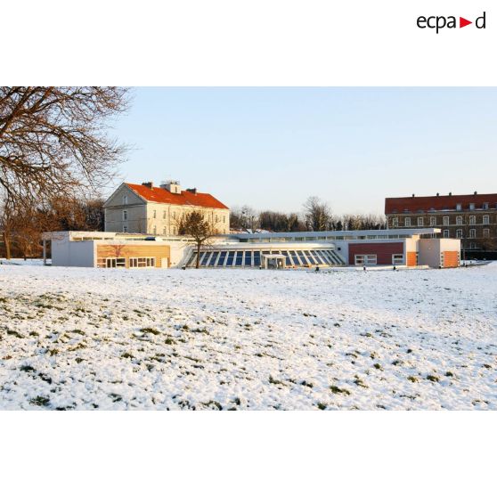 Vues de la médiathèque et de la salle de consultation du fort d'Ivry-sur-Seine (ECPAD) sous la neige.