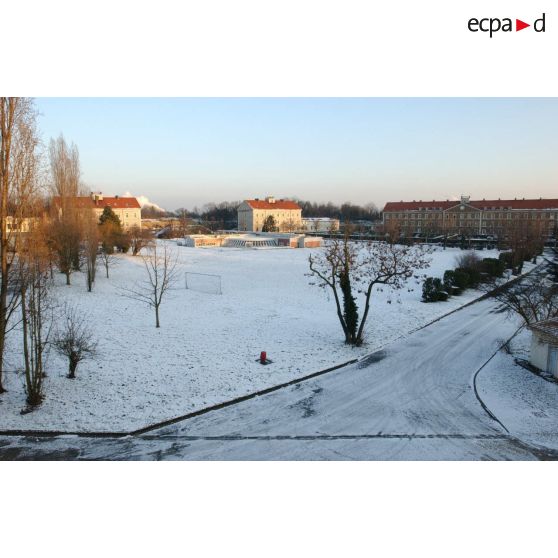 Vues de la médiathèque et de la salle de consultation du fort d'Ivry-sur-Seine (ECPAD) sous la neige.