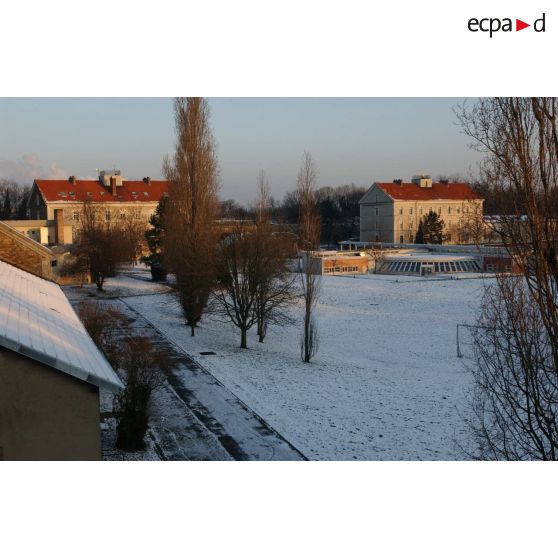 Vues de la médiathèque et de la salle de consultation du fort d'Ivry-sur-Seine (ECPAD) sous la neige.