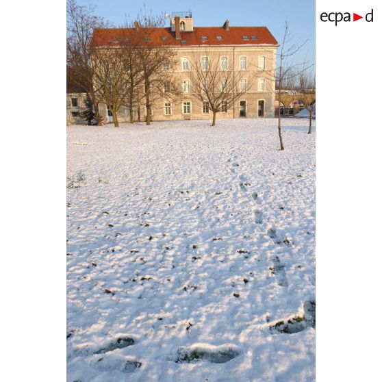 Le bâtiment de la direction et administration derrière la médiathèque de l'ECPAD sous la neige.