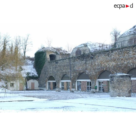 Les casemates du pôle des archives et les remparts du fort d'Ivry-sur-Seine (ECPAD) sous la neige.