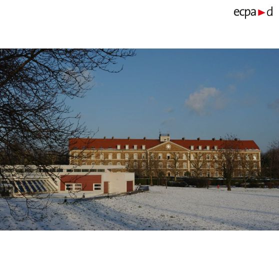 Bâtiment du service général du fort d'Ivry-sur-Seine (ECPAD) sous la neige.
