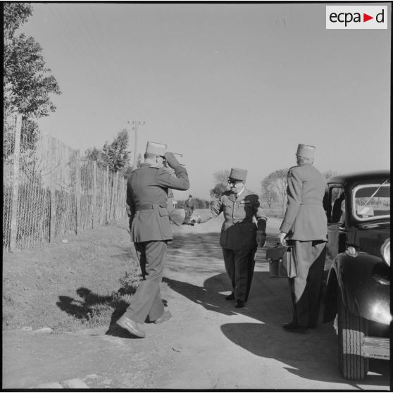 Arrivée d'un général de division au 10e CIM (centre d'instruction du Matériel) au Camp de l'Alma près d'Alger.