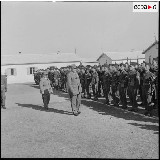 Revue des troupes par un général de divison au 10e CIM (centre d'instruction du Matériel) au camp de l'Alma près d'Alger.