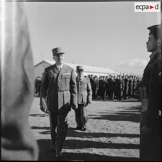 Revue des troupes par un général de divison au 10e CIM (centre d'instruction du Matériel) au camp de l'Alma près d'Alger.