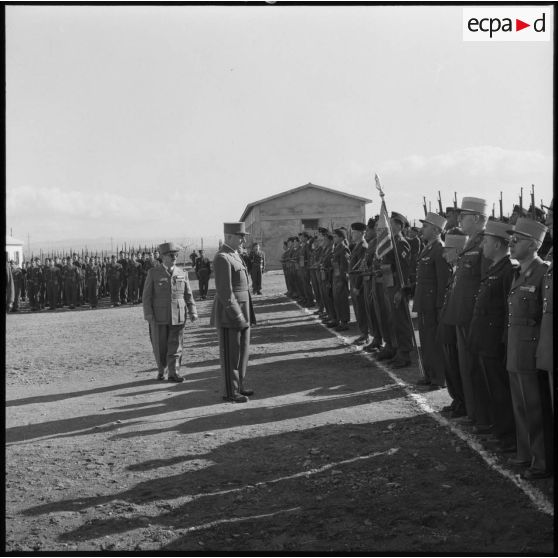 Revue des troupes par un général de divison au 10e CIM (centre d'instruction du Matériel) au camp de l'Alma près d'Alger.