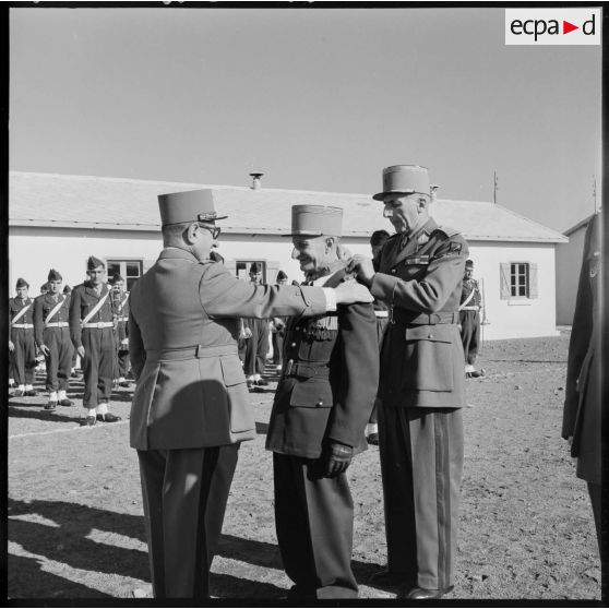 Général de division décorant un colonel de la Légion d'honneur au 10e CIM (centre d'instruction du Matériel) au camp de l'Alma près d'Alger.