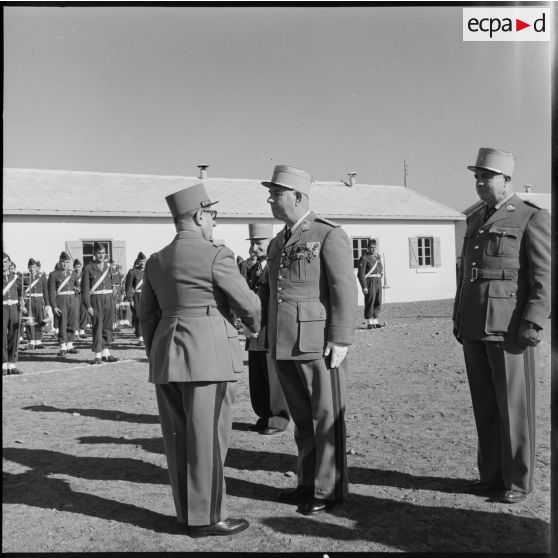 Poignée de main entre un général de brigade et un colonel au 10e CIM (centre d'instruction du Matériel) au camp de l'Alma près d'Alger