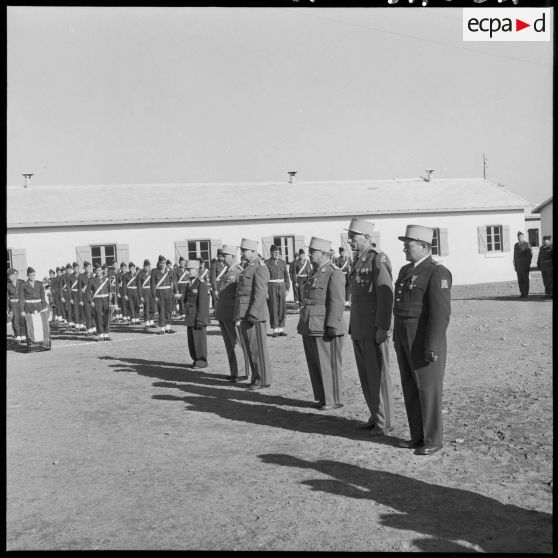 Officiers, sous-officiers et militaires du rang au 10e CIM (centre d'instruction du Matériel) lors du salut d'un général de brigade au camp de l'Alma près d'Alger.