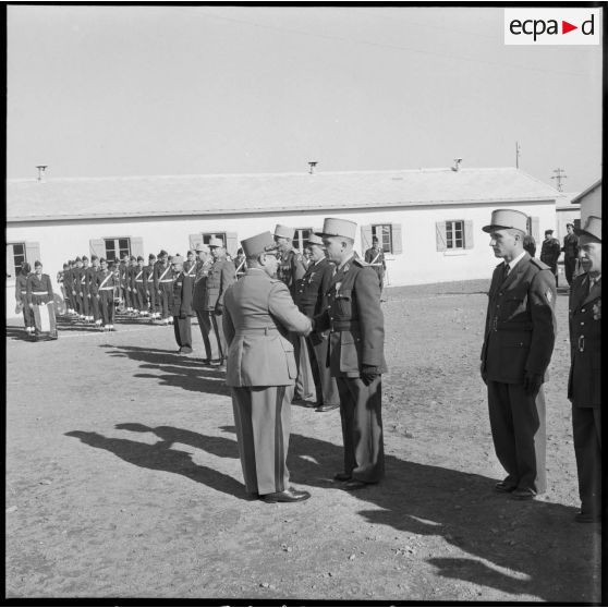 Salut d'un général de brigade aux officiers et sous-officiers du 10e CIM (centre d'instruction du Matériel) au camp de l'Alma près d'Alger.